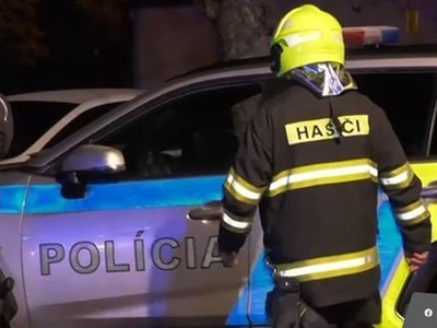 MYJAVA – Mrazivá scéna ako z hororu sa odohrala vo štvrtok popoludní v lesnom poraste pri obce Brestovec neďaleko Myjavy! Hasiči, ktorí boli privolaní k požiaru osobného auta, objavili po uhasení plameňov vo vraku obhorené telo bez hlavy. Auto malo české evidenčné čísla a k incidentu došlo v čase, keď česká polícia pátrala po mužovi podozrivom z pokusu o vraždu.
