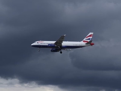 Londýn a Paríž patria medzi populárne a najrušnejšie destinácie pre turistov. Let 308 British Airways je jeden zo siedmich pravidelných letov medzi letiskami London Heathrow (LHR) a Paris-Charles de Gaulle (CDG), no vo štvrtok do cieľa nedorazil.