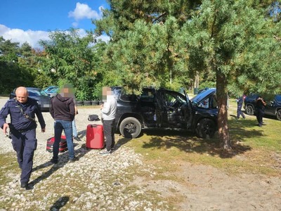 Do zahraničia vycestovala za prácou, no namiesto skončila v hotelovej izbe, ktorá sa pre ňu stala väzením. 23-ročnú Slovenku mali vo Varšave zadržiavať proti jej vôli viac ako týždeň. Po zásahu polície skončili za mrežami štyria muži, ktorým hrozí až desať rokov väzenia. Medzi nimi sú Slováci a Ukrajinci.