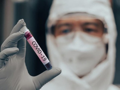 Covid sa nikam nevytratil. Stále je tu s nami a s príchodom jesene naberá na sile. Na jeho šírení sa významne podieľa variant XFG, známy tiež ako Stratus či „americký covid“. Medzi jeho typické príznaky patrí bolesť v krku, kašeľ a horúčka. Od bežného prechladnutia ho odlišuje jeden typický symptóm.