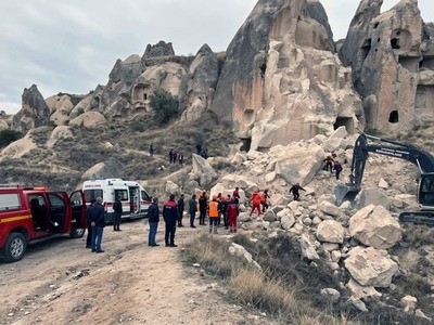 ANKARA – Obľúbenou turistickou oblasťou v Turecku otriaslo nešťastie, ktoré si vyžiadalo tri ľudské životy a päť zranených. Mohutné kusy skál sa zrútili na ľudí v blízkosti jednej z najznámejších prírodných atrakcií krajiny. Záchranári na mieste rozbehli rozsiahlu pátraciu akciu, počas ktorej postupne odhaľovali skutočný rozsah tragédie.