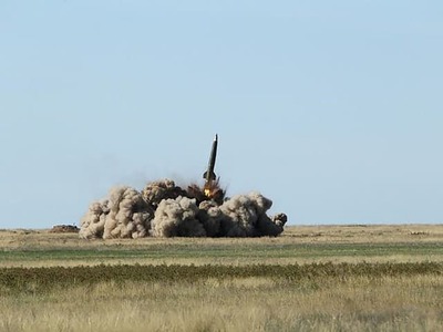 Kremeľ ho prezentoval ako zbraň, pred ktorou sa nedá ubrániť. Nové zistenia však naznačujú, že raketa Orešnik môže mať vážne technické nedostatky a Rusku ich údajne zostáva minimum.