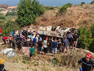 Najmenej 20 ľudí zahynulo, keď sa v Alžírsku zrútil do rokliny autobus. Ďalších 38 osôb je zranených. Počet obetí ale ešte nemusí byť konečný, uviedla s odvolaním sa na civilnú ochranu agentúra AFP. Nehoda sa stala ráno v oblasti Búmirdís asi 50 kilometrov od hlavného mesta Alžíru.
