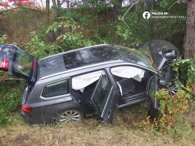 Koncom víkendu došlo pri obci Lutila v okrese Žiar nad Hronom k ťažkej dopravnej nehode. Auto po náraze do svahu skončilo mimo vozovky. Vo vozidle sa v čase nehody nachádzali štyria ľudia.