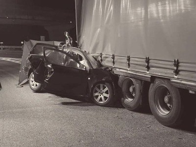 V sobotu skoro ráno došlo na diaľnici D2 v smere do Českej republiky k tragickej dopravnej nehode. Vodič osobného automobilu Audi narazil do zadnej časti návesu nákladného vozidla, nehodu neprežil. Informovala o tom bratislavská krajská policajná hovorkyňa Martina Šemetková.