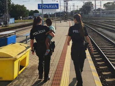 Dvojročný chlapec cestoval sám vo vlaku smerujúcom z Bratislavy do Trnavy. Jeho mama tesne pred odchodom vlaku z Bratislavy spadla a nestihla doň nastúpiť. Policajti si chlapca prevzali na trnavskej železničnej stanici a po príchode ďalšieho vlaku ho odovzdali jeho mame. Informovala o tom trnavská krajská polícia.