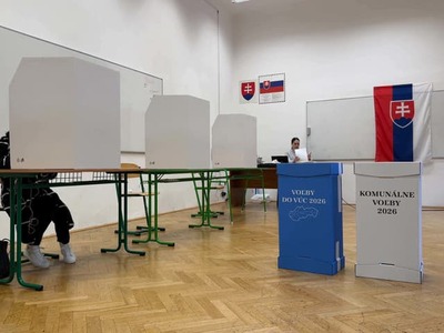 V niektorých mestách priniesli komunálne voľby jasných víťazov, inde sa o výsledku rozhodovalo mimoriadne tesne. V Námestove získal nový primátor náskok iba dvoch hlasov. V Sliači sa zase po voľbách zmení vedenie mesta, pričom doterajšiu primátorku od víťaza delilo len osem hlasov.