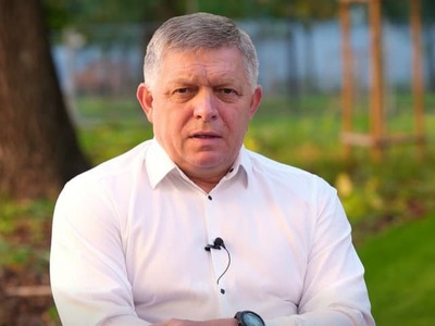 Premiér Robert Fico opäť ostro vystúpil proti vojenskej podpore Ukrajiny a varoval pred možným konfliktom medzi NATO a Ruskom. V rozsiahlom sobotnom vyjadrení spochybnil bezvýhradné spoliehanie sa na spojencov, pripomenul udalosti z roku 1938 a vyhlásil, že za jeho vlády nikto nepošle slovenských vojakov bojovať do zahraničia pod „vymyslenou zámienkou“. Kritizoval tiež Európsku úniu za jej postup pri riešení vojny a energetickej krízy.