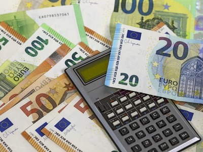 BRATISLAVA – Vo verejnej správe má v roku 2027 pribudnúť viac ako 2 500 zamestnancov a výdavky na ich platy a ďalšie osobné náklady majú dosiahnuť 15,6 miliardy eur. Najviac nových pracovníkov plánuje ministerstvo obrany, posilniť sa majú aj ďalšie rezorty či regionálne školstvo. Ekonómovia však upozorňujú, že problémom verejnej správy je aj prezamestnanosť v niektorých oblastiach.