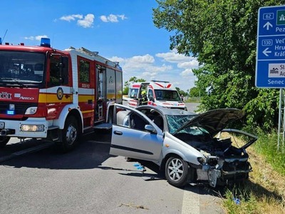 Pri sobotnej (6. 6.) zrážke dvoch vozidiel pri obci Kráľová pri Senci zasahoval vrtuľník, ktorý do nemocnice previezol jedného zo zranených. Na sociálnej sieti o tom informoval Hasičský a záchranný zbor (HaZZ).