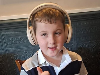 Britský súd rieši tragický prípad smrti osemročného chlapca. Podľa obžaloby mu matka podávala nápoj zmiešaný s liekmi a následne sa pokúsila vziať si život.