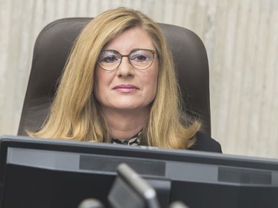 Bývalá ministerka pôdohospodárstva za SNS Gabriela Matečná už nie je obvinená. Prvý námestník generálneho prokurátora Jozef Kandera jej obvinenie zrušil. Vo veci má znova konať vyšetrovateľ.
