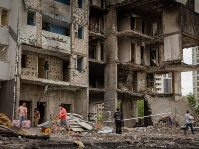 Ukrajinským hlavným mestom v noci na stredu opäť otriasli výbuchy, uviedli novinári agentúry AFP. Rusko pokračuje v útokoch na Kyjev v čase, keď sa lídri členských štátov NATO zišli na summite v Turecku. Útoky hlásia aj z mesta Charkov, kde údery poškodili viac ako 20 domov.