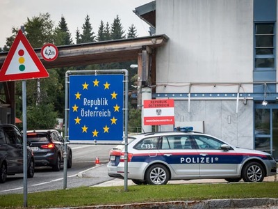 VIEDEŇ – Rakúska vláda rozhodla o pokračovaní rozšírenej ochrany hraníc a predĺžila kontroly v pohraničnej oblasti. Nariadenie o predĺžení pri hraniciach s Českom, Slovenskom, Maďarskom a Slovinskom o ďalšie tri mesiace vstúpi do platnosti v pondelok. Rakúsky minister vnútra Gerhard Karner opatrenie v sobotu privítal. Informovala o tom tlačová agentúra APA.