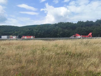 Na rýchlostnej ceste R1 pri Tekovských Nemciach v smere od Banskej Bystrice na Nitru došlo dnes popoludní k ťažkej k dopravnej nehode. Zasahoval aj vrtuľník.