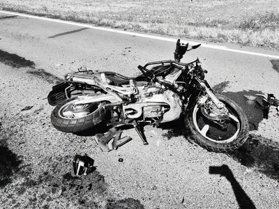 Tragická dopravná nehoda sa stala v stredu popoludní v okrese Trebišov. Podľa doterajších zistení došlo k zrážke osobného motorového vozidla zn. Škoda Superb a motocykla. „Päťdesiatpäťročný motocyklista utrpel zranenia, ktorým na mieste podľahol,“ informovala košická krajská polícia na sociálnej sieti.