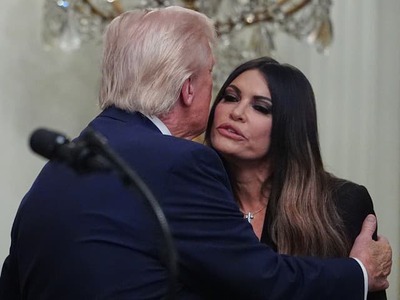 WASHINGTON – Americká veľvyslankyňa v Grécku Kimberly Guilfoyleová končí vo funkcii po tom, čo ju Biely dom požiadal o odstúpenie. Rozhodnutie prišlo po medializovaných správach o jej finančných vzťahoch s podporovateľom Donalda Trumpa a údajnom prijímaní luxusnej pohostinnosti od gréckych podnikateľov. Diplomatka obvinenia odmieta a avizuje, že bude brániť svoje meno aj povesť.
