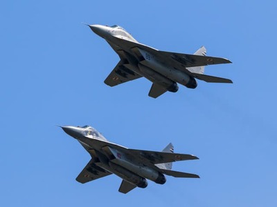 MOSKVA/BRUSEL – Napätie medzi Ruskom a Severoatlantickou alianciou sa opäť stupňuje. Moskva varovala, že prípadný pokus členských štátov NATO izolovať Kaliningradskú oblasť od zvyšku Ruska by mohol viesť až k priamemu ozbrojenému konfliktu. Ruskí diplomati zároveň vyhlásili, že krajina je pripravená na obranu svojho územia použiť celý dostupný arzenál.