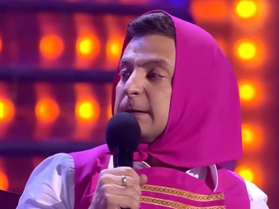 KYJEV – Kedysi sa v nich nakrúcali komédie, zabávali diváci a vznikali príbehy, ktoré poznala celá Ukrajina. Teraz z kostýmov, kulís a rekvizít zostali obhorené trosky. Ruský dronový útok na Kyjev zasiahol sklad produkčnej spoločnosti Kvartal 95, ktorú spoluzakladal súčasný ukrajinský prezident Volodymyr Zelenskyj. Štúdio prišlo o veľkú časť predmetov zo svojej dvadsaťročnej histórie. Napriek škodám oznámilo, že svoje plánované predstavenia nezruší.