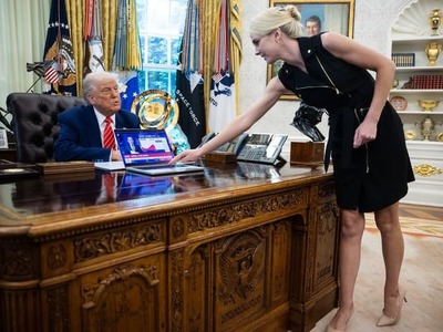 WASHINGTON – Objavuje sa pri ňom v Oválnej pracovni, na cestách aj na golfovom ihrisku. Nosí prenosnú tlačiareň, zásobuje ho článkami, pomáha mu so sociálnymi sieťami a je ochotná urobiť takmer čokoľvek, aby zostala nablízku. Natalie Harpová patrí k najmenej známym, no zároveň najbližším spolupracovníkom amerického prezidenta Donalda Trumpa. Pozornosť púta aj nezvyčajne osobným tónom svojich listov. V jednom mu napísala: „Si jediné, na čom mi záleží.“