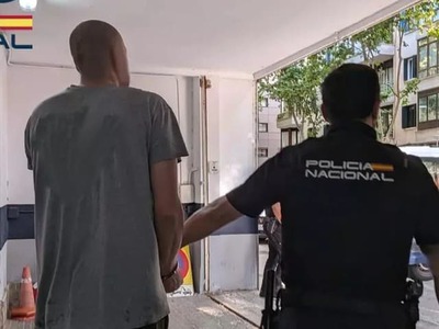 PALMA DE MALLORCA – Slovenské orgány čoskoro dostanú do rúk muža, ktorý pred nimi roky úspešne unikal. Španielska národná polícia (Policía Nacional) totiž priamo na populárnom dovolenkovom ostrove Malorka zadržala občana Slovenskej republiky, na ktorého boli vydané tri európske zatýkacie rozkazy. Naše úrady ho hľadajú pre závažnú trestnú činnosť spojenú s obchodovaním s drogami, nelegálnou výrobou zbraní a opakovanými dopravnými deliktmi.