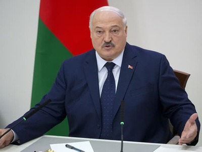 Bieloruský vodca Alexandr Lukašenko vyslal nezvyčajne zmiešaný odkaz. Na jednej strane odmietol predstavu, že by Bielorusi bojovali na Ukrajine za cudzie záujmy, na druhej opätovne zdôraznil vernosť Rusku a pripravenosť postaviť sa na jeho obranu.