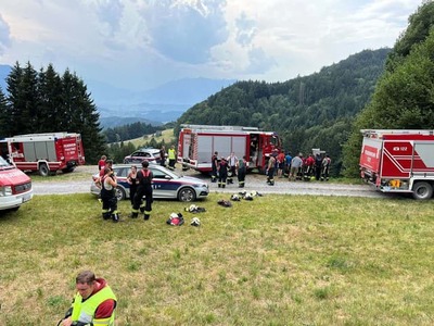 Pokojný deň na lúke sa zmenil na nočnú moru. Pri tragickej nehode traktora v obci Satteins vo Vorarlbersku prišiel o život otec spolu so svojou šesťročnou dcérou. Jeho mladšia, štvorročná dcérka nehodu prežila, no zranená zostala pri vraku celé hodiny, kým ich niekto našiel.