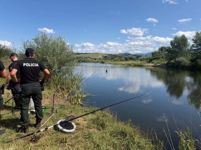 V obci Lisková v okrese Ružomberok našli v pondelok telo 46-ročného muža bez známok života, podľa oznámenia má byť nezvestný aj druhý muž. Policajti naďalej vykonávajú previerku a pátracie opatrenia s cieľom vypátrať i druhého nezvestného. Informovala hovorkyňa Krajského riaditeľstva Hasičského a záchranného zboru (HaZZ) v Žiline Mária Pohanková Zahatlanová a žilinská krajská policajná hovorkyňa Zuzana Šefčíková.