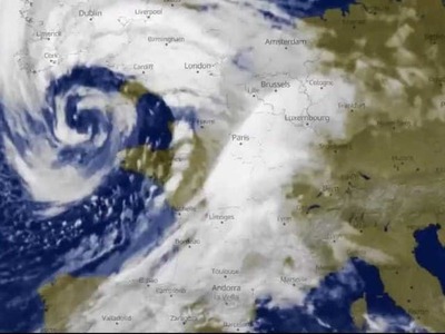 Búrka Austen, ktorá sa prehnala Lamanšským prielivom, spôsobila dopravné obmedzenia a početné výpadky prúdu. Vo Francúzsku sa bez elektriny ocitlo takmer 300.000 domácností a letecké spoje i vlaky naberali meškania. Výpadky prúdu zaznamenali tiež tisíce britských domácností, zatiaľ čo v Belgicku sú štyria zranení, napísali dnes agentúry Reuters a AFP.