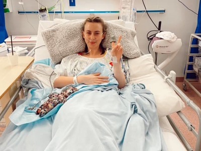 Aisling Gallagher mala len 28 rokov, keď sa jej život obrátil naruby. Zdravá, aktívna a bez akýchkoľvek ťažkostí si nevšimla, že nenápadné zmeny pri návšteve toalety sú prvými signálmi vážnej choroby. Krv v stolici, náhle nutkanie a bolesti brucha napokon viedli k diagnóze, ktorú nečakala ani ona, ani lekári - rakovina konečníka v druhom štádiu. Jej príbeh ukazuje, ako rýchlo sa môže zdravotný stav mladého človeka zmeniť a prečo sa oplatí spozornieť pri každej nezvyčajnej zmene.