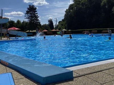 SPIŠSKÁ NOVÁ VES – Horúce letné dni by mali byť časom oddychu a relaxu, no pre návštevníkov a zamestnancov letného kúpaliska v Spišskej Novej Vsi sa zmenili na čisté zúfalstvo. Situácia v areáli sa podľa svedkov stala absolútne neúnosnou. Nájazdy neprispôsobivých občanov, ktorí ignorujú akékoľvek pravidlá slušného správania, robia hluk, ničia majetok a znečisťujú vodu, vyhnali z kúpaliska množstvo slušných rodín.