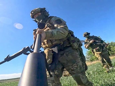 ŠTOKHOLM – Švédsko sa po vstupe do NATO pripravuje na vojnu spôsobom, ktorý môže pôsobiť až mrazivo. Počas rozsiahleho vojenského cvičenia si armáda spolu s civilnými inštitúciami vyskúšala celý postup starostlivosti o veľký počet padlých – od ich vyzdvihnutia a identifikácie až po prevoz a pochovanie. Nešlo pritom o symbolické cvičenie na papieri. Do nácviku nasadili stovky figurín a vakov na telá a pripravili aj dočasné hroby.