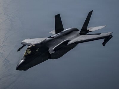 Americké stíhačky F-35 opäť zdražujú. Najbežnejšia verzia F-35A bude stáť približne 92 miliónov dolárov, zatiaľ čo za najdrahší F-35B už americká vláda zaplatí 121,4 milióna dolárov. Oproti predchádzajúcim výrobným sériám ceny vzrástli približne o 8,5 ...