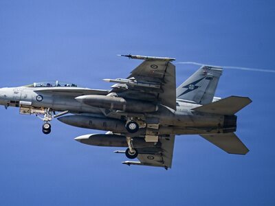 Jedna z najutajovanejších amerických leteckých zbraní sa prvýkrát objavila na stíhačke zahraničného spojenca. Austrálsky F/A-18F Super Hornet odfotografovali s novou raketou AIM-260 JATM, ktorá má výrazne predĺžiť dosah amerických a spojeneckých stíhačiek v boji proti ...