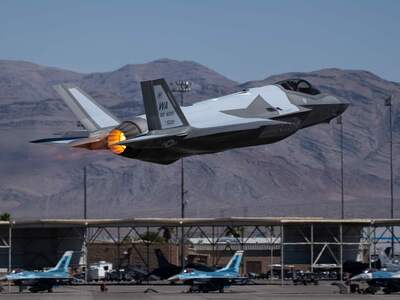 Program amerických stíhačiek F-35 čelí vážnemu bezpečnostnému incidentu. Zásielka citlivých komponentov, ktorá smerovala z Austrálie na opravu do Spojených štátov, bola počas prepravy nečakane presmerovaná do Hongkongu. Niektoré súčiastky následne zmizli a v USA teraz ...