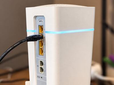 Keď zapojíš sieťový kábel do počítača, routera alebo switchu, pri Ethernet porte sa často rozsvieti jedna alebo dve malé diódy. Ukazujú, či port ...