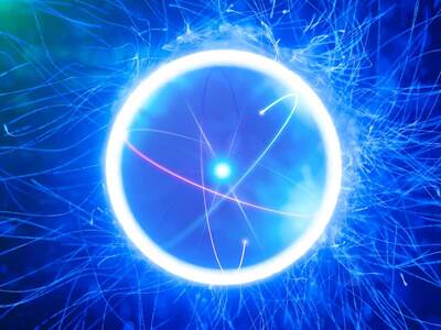 Vedci dokázali pomocou kvantového simulátora napodobniť proces, pri ktorom sa z nahromadenej energie vytvoria nové častice. Experiment súvisí s javom známym ako strunový ...