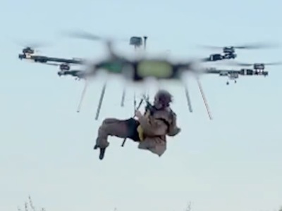 Takmer 500 dní mal ukrajinský vojak stráviť na izolovanej bojovej pozícii, kam mu spolubojovníci dopravovali jedlo, vodu aj muníciu pomocou dronov. Keď utrpel vážne zranenie, pozemná evakuácia neprichádzala do úvahy. Okolie bolo zamínované a vo ...