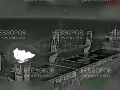 V Stredozemnom mori sa objavili zábery, ktoré majú zachytávať útok dronov na ruskú nákladnú loď Lady Mariia. Ruský opozičný novinár Alexander Nevzorov tvrdí, ...