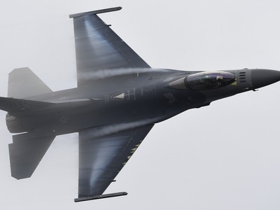 Americká stíhačka F-16 Fighting Falcon vznikla pred viac ako polstoročím, no v manévrovom vzdušnom boji stále dokáže konkurovať oveľa novším lietadlám. Skúsený pilot, ktorý lietal na viacerých verziách F-16, vysvetlil, prečo je variant Block 30 ...
