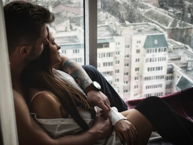 Prečo sa ženy zamilujú do mužov, ktorých musia zachraňovať? Psychológia vysvetľuje syndróm spasiteľky