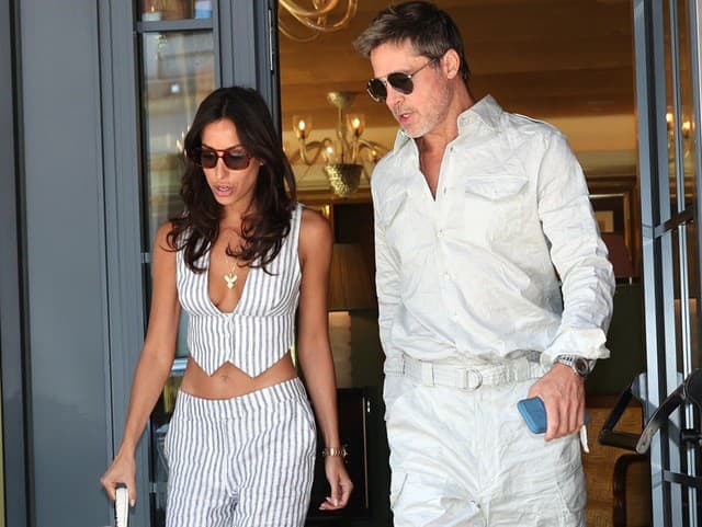 Brad Pitt je po rokoch opäť bezhlavo zamilovaný: Fanúšikovia si všimli detail, ktorý prezradil viac, než chcel