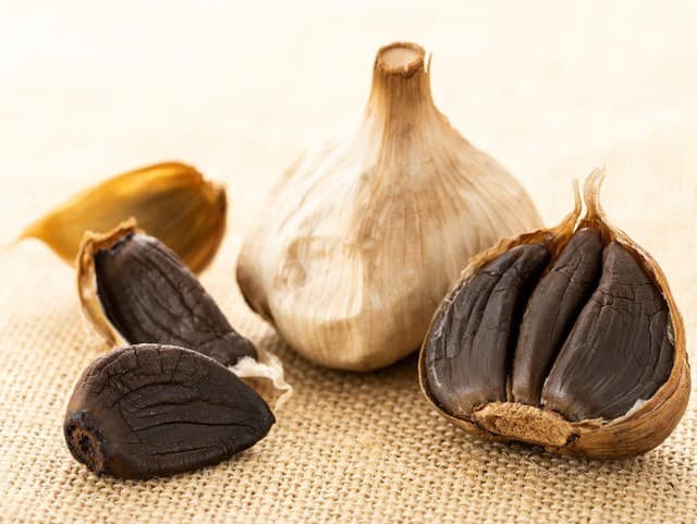 V čom je čierny cesnak iný? Fermentácia z neho robí unikát so zdravotnými benefitmi