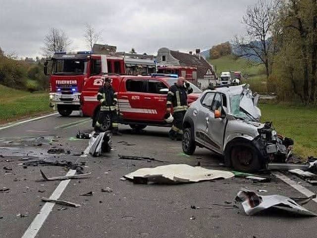 BRUTÁLNA ZRÁŽKA s kamiónom: Auto roztrhlo na polovicu, hlásia tragické následky! Z FOTO mrazí