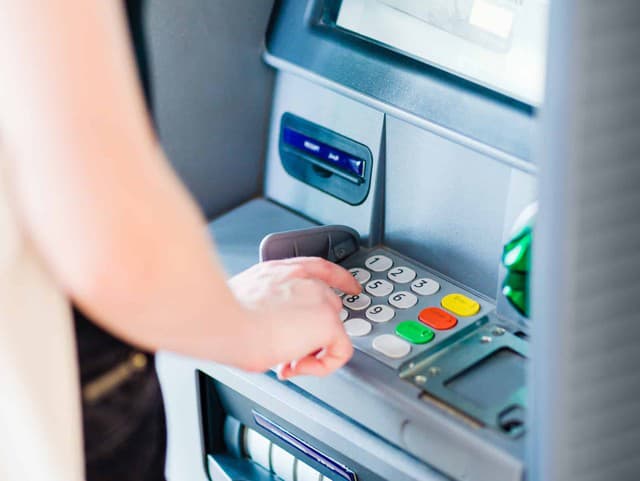 Známa banka zatvára pobočky a ruší bankomaty po celom Slovensku. Je to jej koniec?