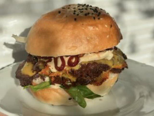 Domáci smash burger s čedarom a karamelizovanou cibuľou: Takto si ho jednoducho pripravíte aj doma