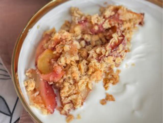 Máte doma broskyne? Pripravte si tento crumble do jogurtu