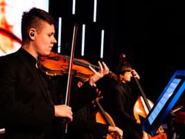 Producent Fillipian, ktorý pracuje s Darou Rolins, Rytmusom, či Michalom Davidom, prináša celkom iný koncert Sila Hudby