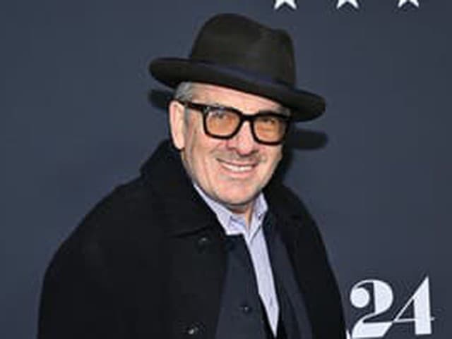 Kontroverzia po rokoch: Elvis Costello prepisuje text svojho najväčšieho hitu, ktorý odmieta spievať v pôvodnom znení