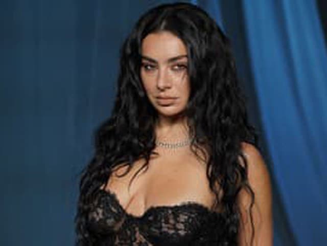 Charli XCX zverejnila singel Wall of Sound. Predznamenáva album k filmu Wuthering Heights